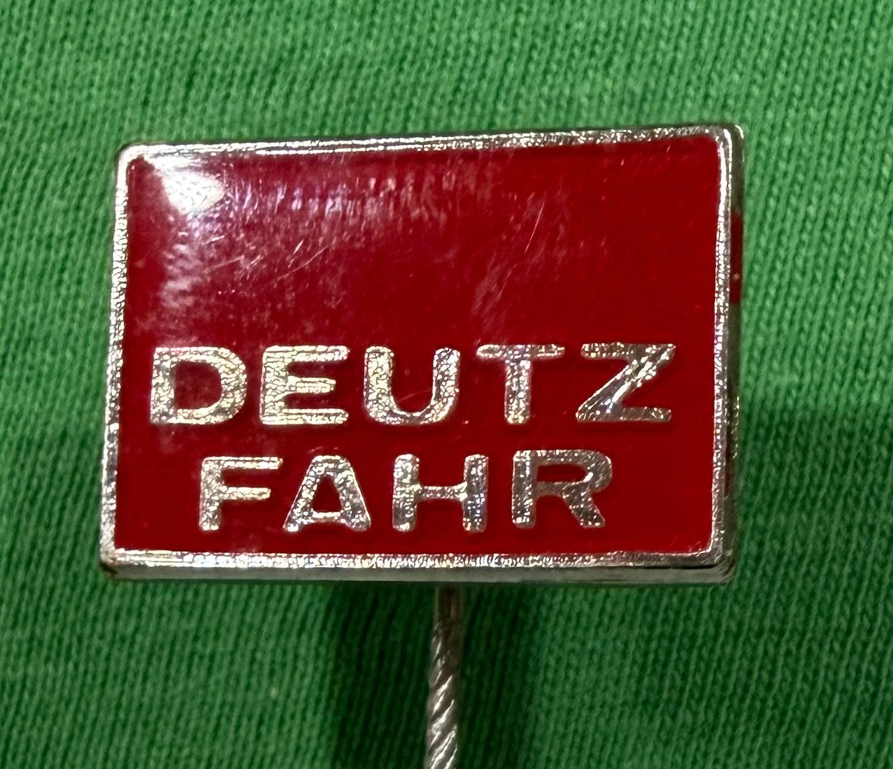 Speldje Deutz Fahr emaille, Ophalen of Verzenden, Zo goed als nieuw, Overige onderwerpen