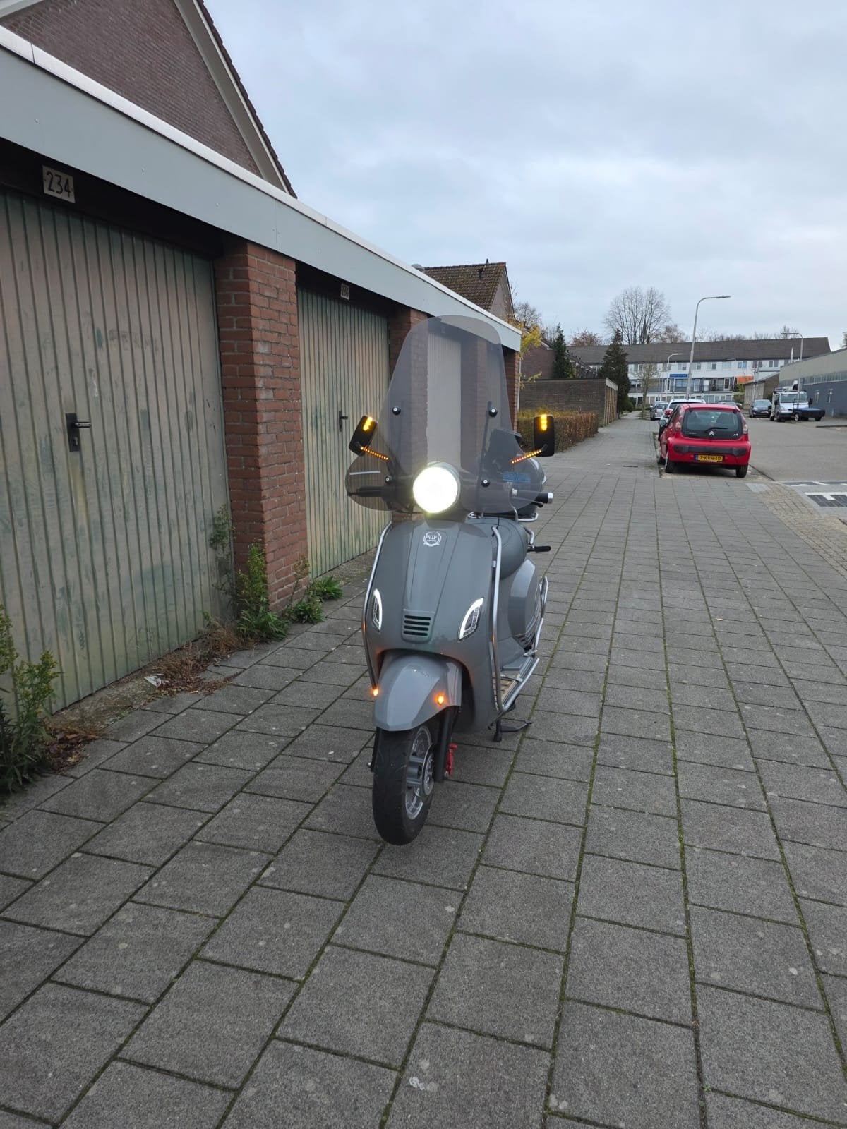 La Souris R Nardo Grijs- bouwjaar 2023 Geel Kenteken, Ophalen