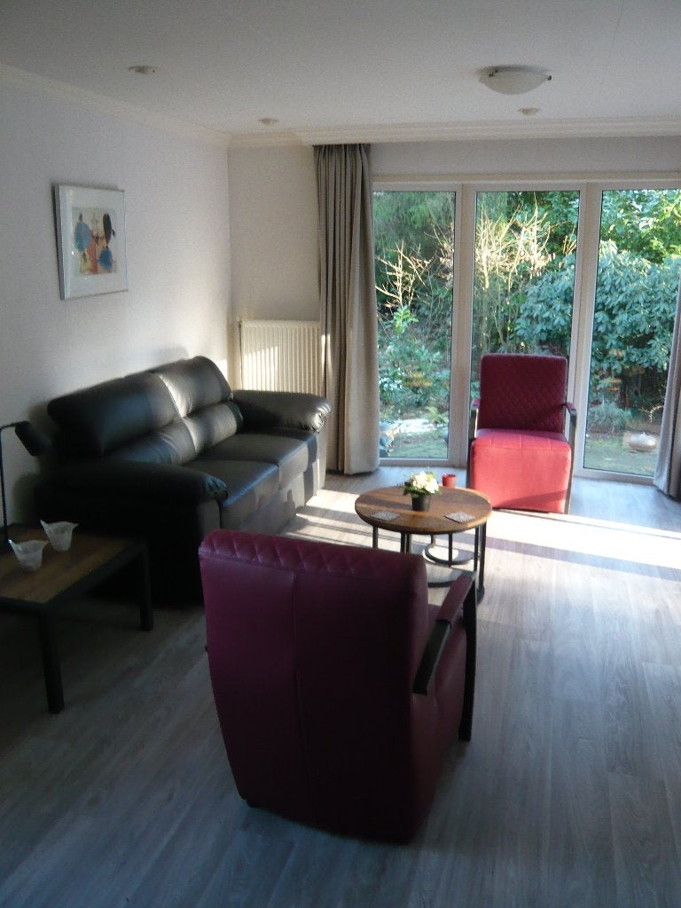 Te huur (ook voor langere tijd) chalet op de Veluwe, In bos, 2 slaapkamers, Wasmachine, Recreatiepark
