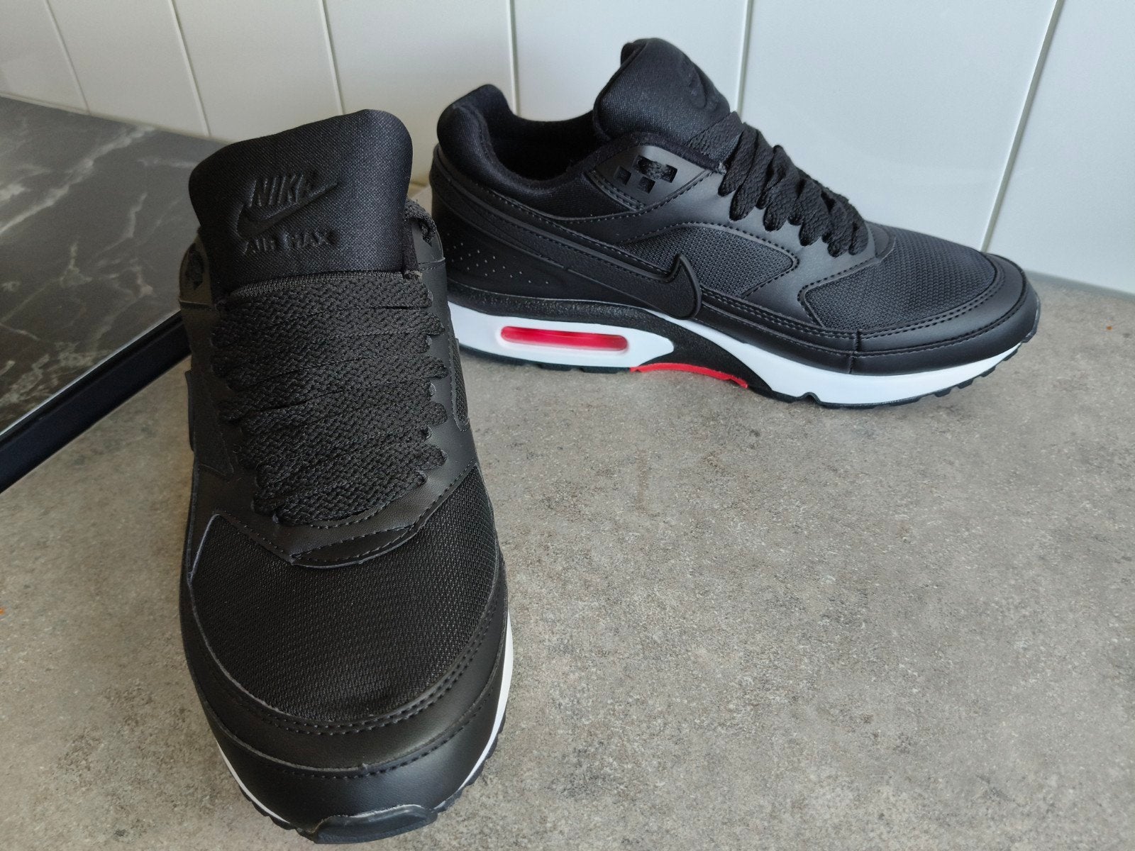 Nike Air Max Classics - Zwart met rode accenten, Kleding | Heren, Schoenen, Zwart, Nike, Nieuw, Ophalen of Verzenden