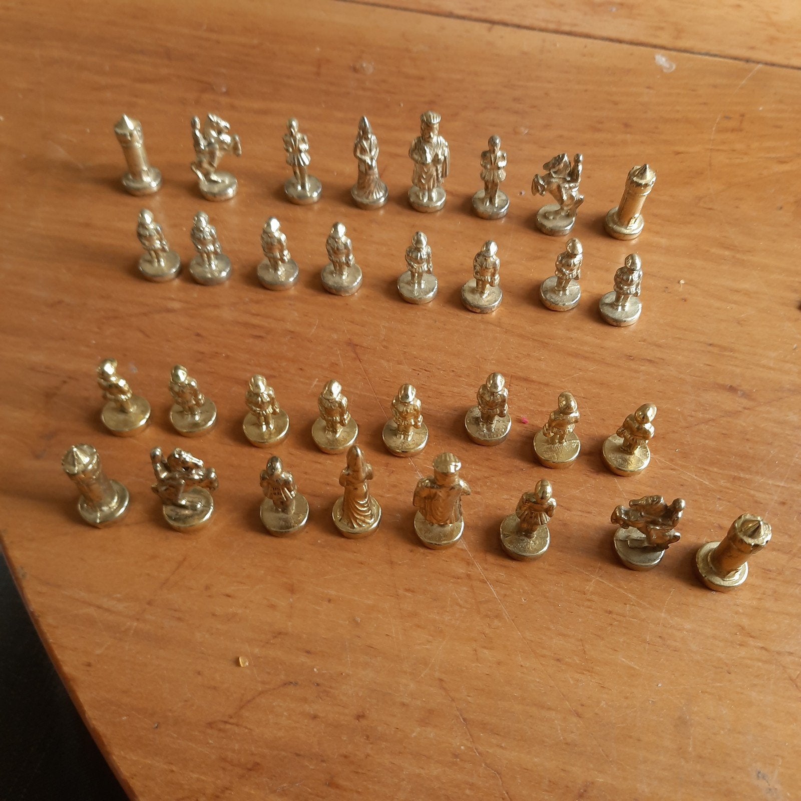 SCHAKEN: 32 Metalen Schaakstukken Goud- en Zilverkleur, Verzenden