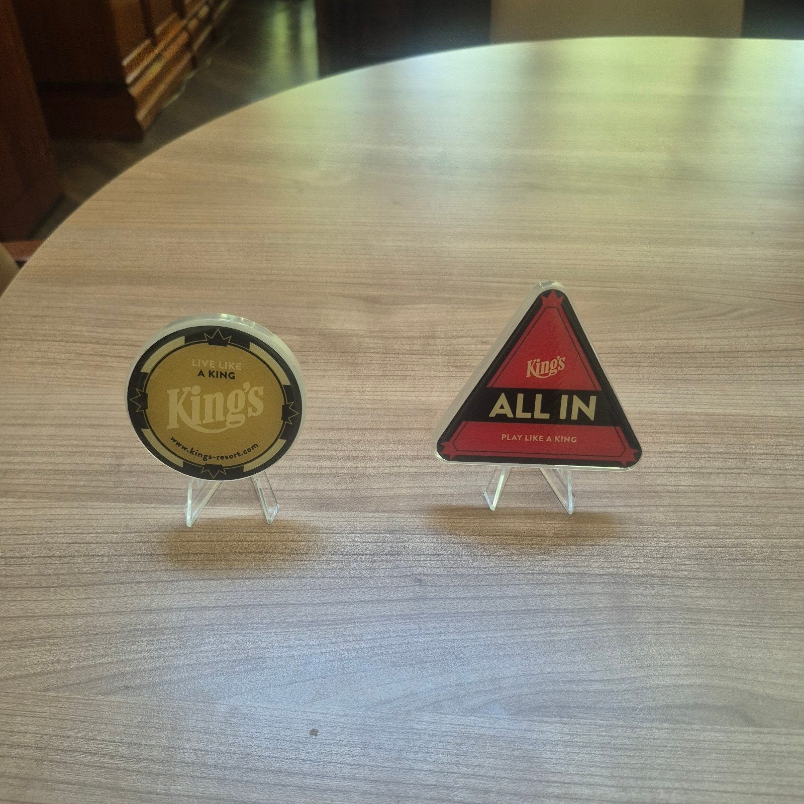 Poker all-in en dealer button Kings Casino, Ophalen of Verzenden