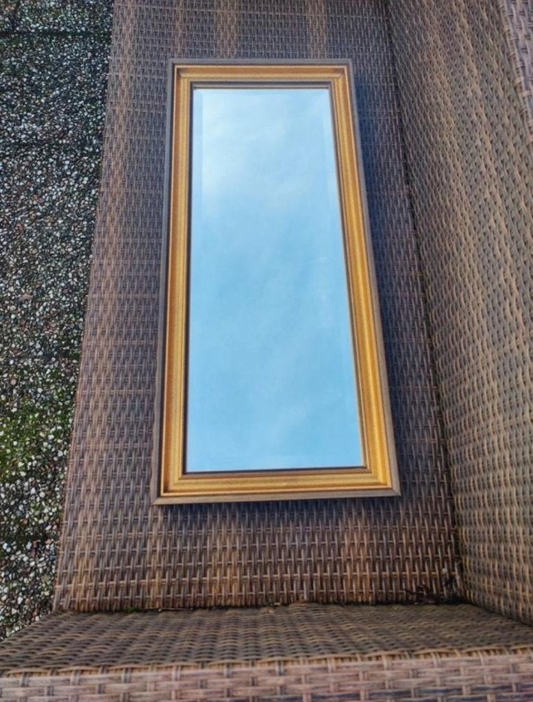 Langwerpige wandspiegel met goudkleurige lijst, Minder dan 50 cm, Ophalen of Verzenden, Zo goed als nieuw, Minder dan 100 cm
