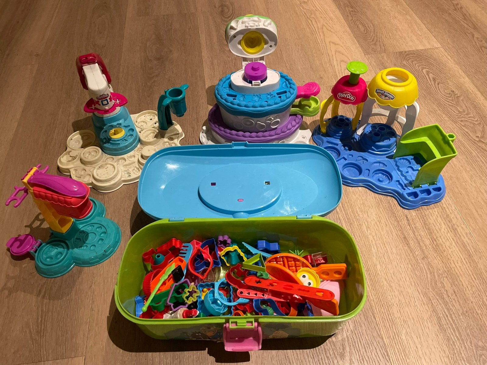 Groot klei pakket vormpjes play doh en dough go around, Ophalen of Verzenden, Gebruikt