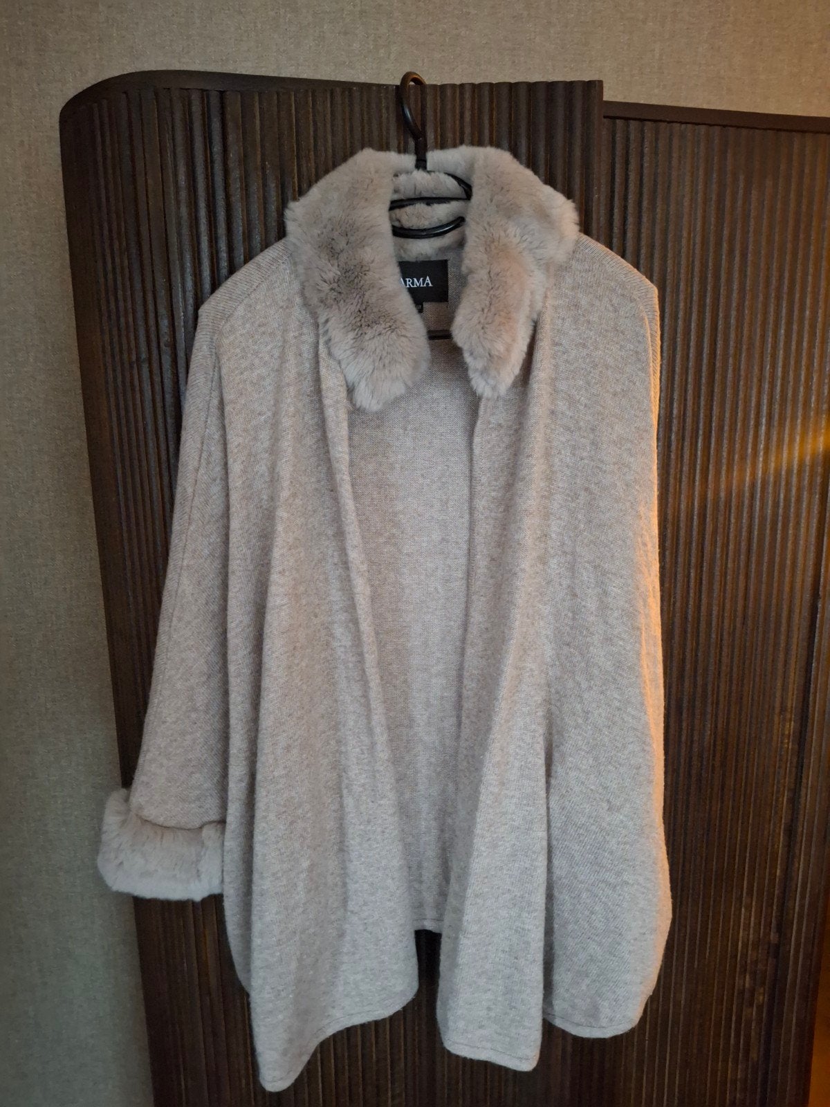 Arma poncho met bontkraag en -manchetten, Beige, Arma, Maat 46/48 (XL) of groter, Ophalen of Verzenden