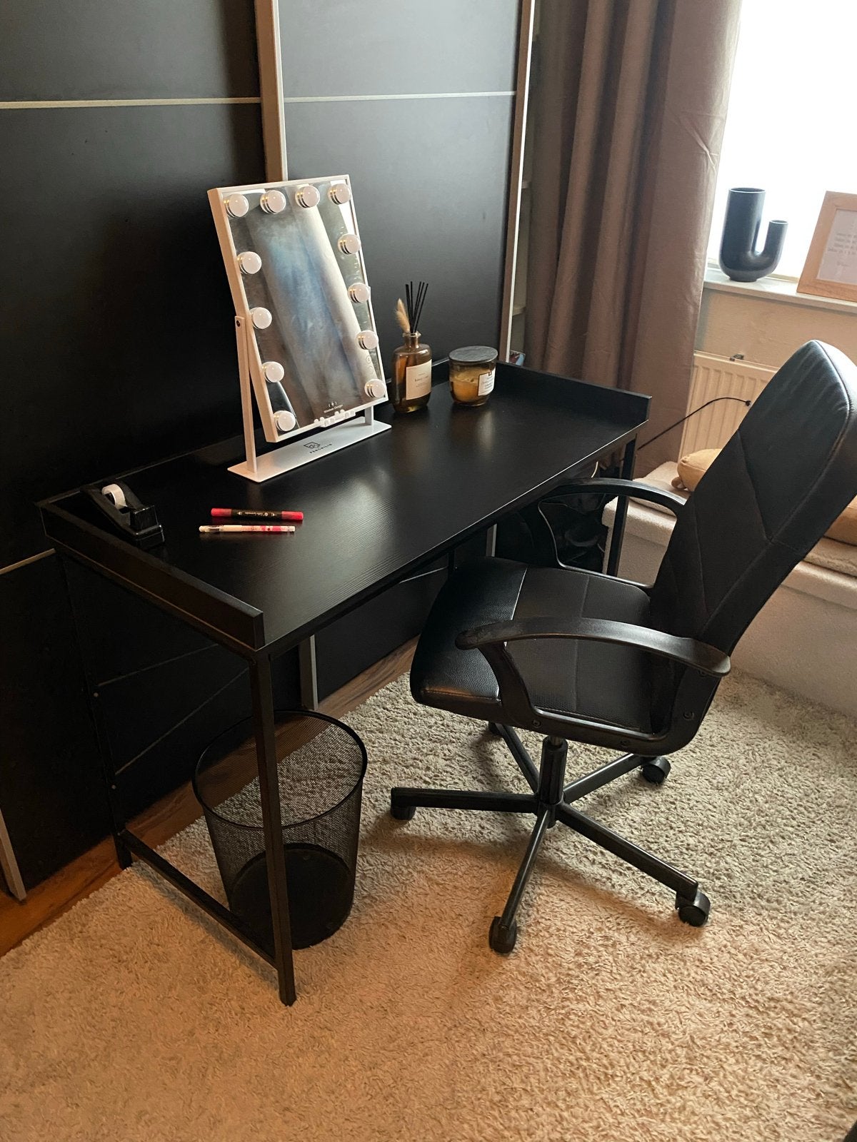Bureau met stoel en spiegel met Bluetooth en verlichting, Huis en Inrichting, Spaanplaat of MDF, Ophalen of Verzenden, Zo goed als nieuw