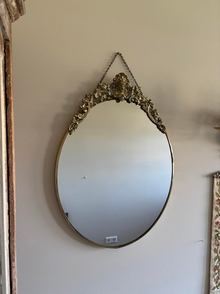 Ovale spiegel met messing rand en decoratieve kuif, Antiek en Kunst, Ophalen, Ovaal, Minder dan 50 cm