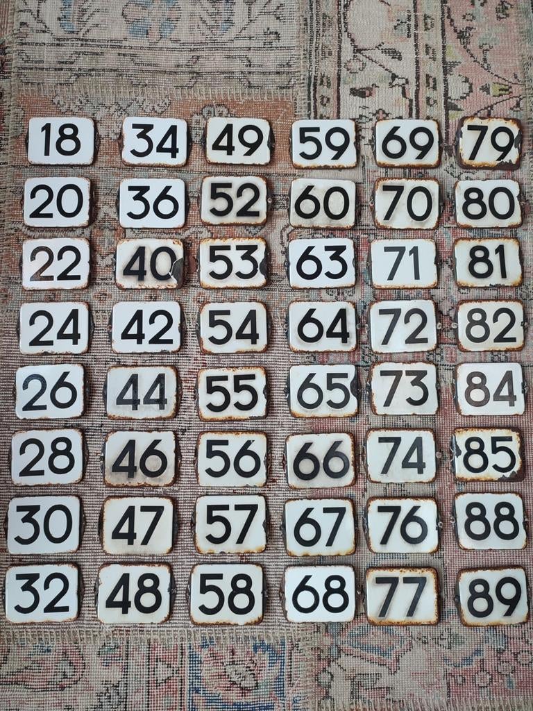 Oude emaille huisnummers 18 t/m 132 te koop (80stuks), Antiek en Kunst, Antiek | Emaille, Ophalen of Verzenden