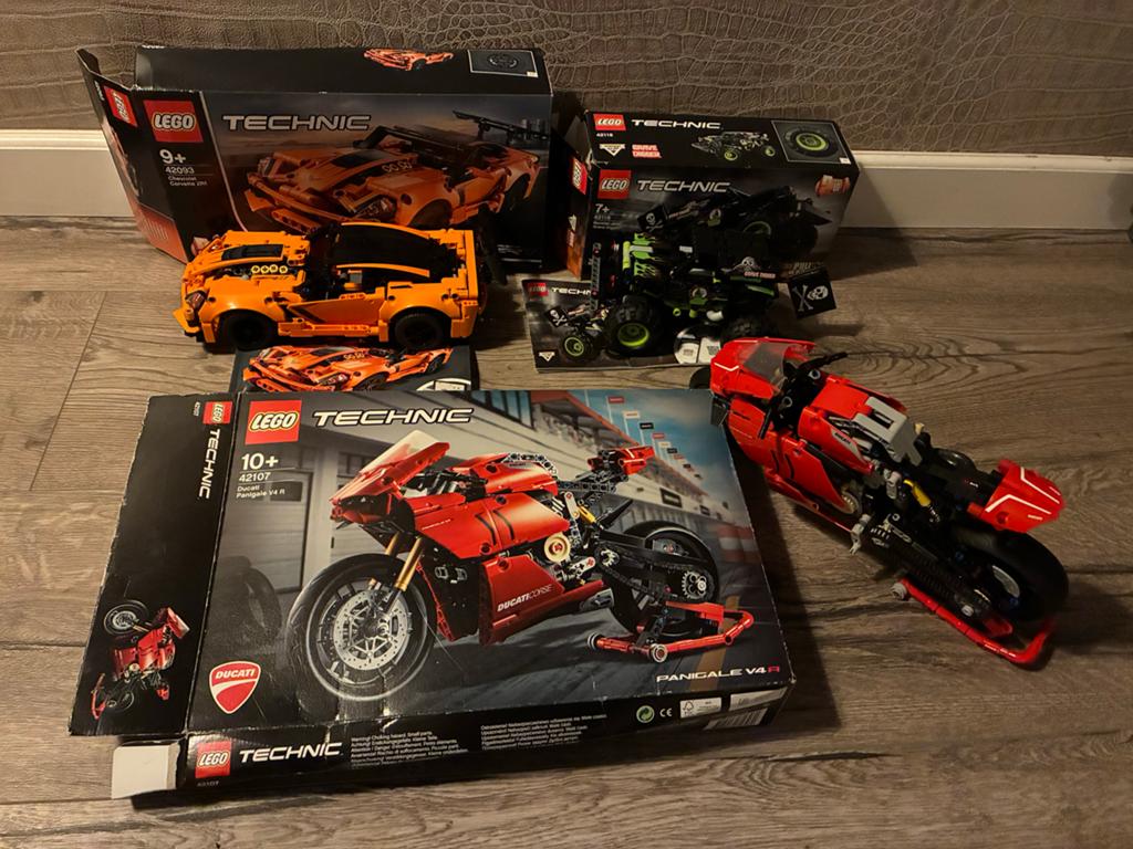 3x LEGO Technic sets: motor en 2 auto's in één koop, Ophalen, Zo goed als nieuw