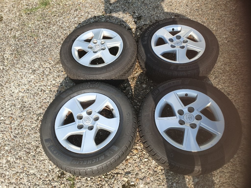 Toyota Winterband Michelin Alpin 6 195/65R15, Auto's, Toyota, Euro 5, Zwart, Leder en Stof, Origineel Nederlands