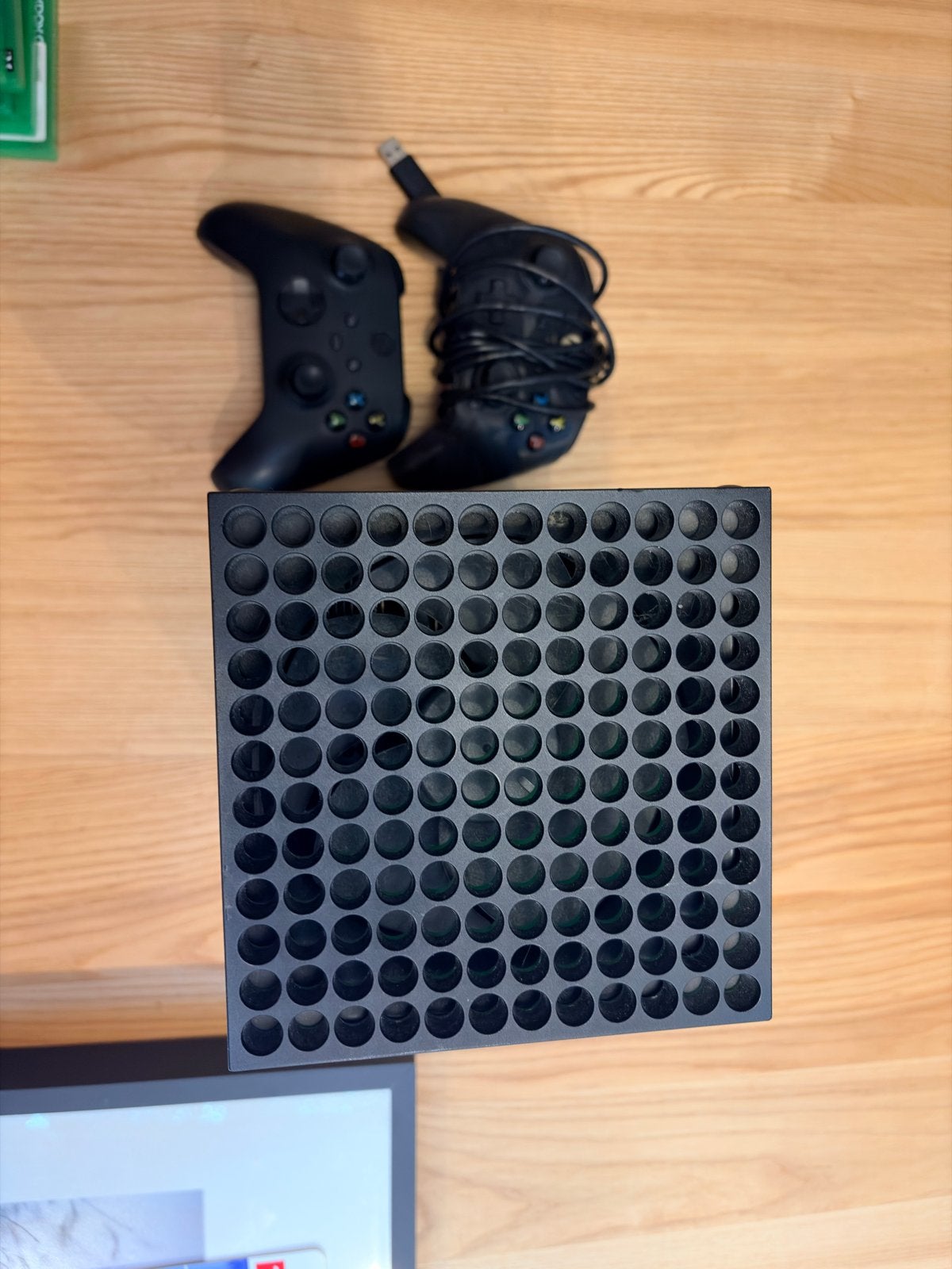 Foto 5 van Xbox Series X 1TB met 3 controllers en 6 spellen