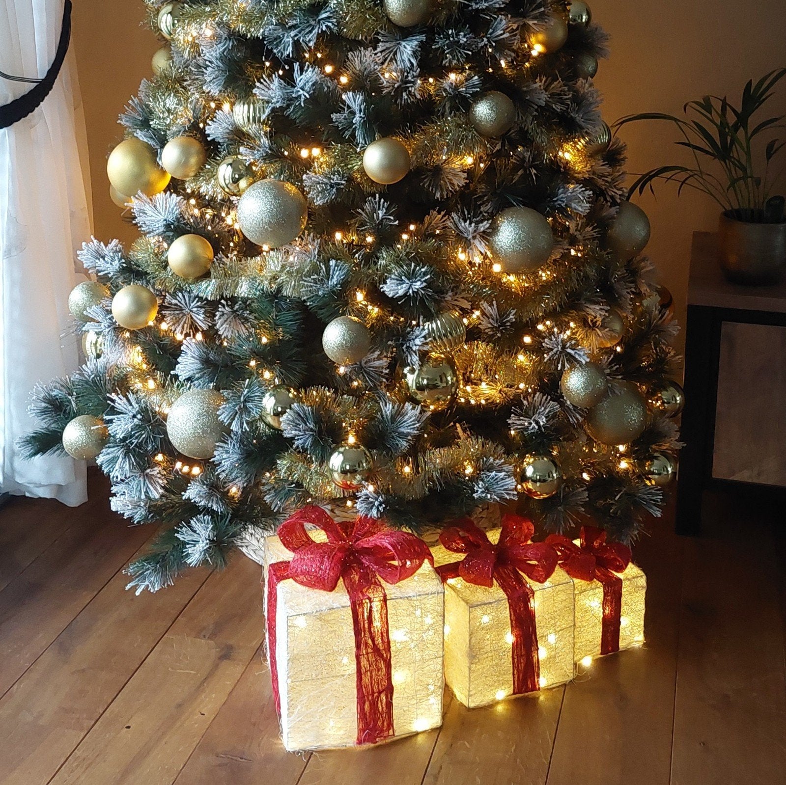 Grote kunstkerstboom incl versiering en verlichting., Ophalen