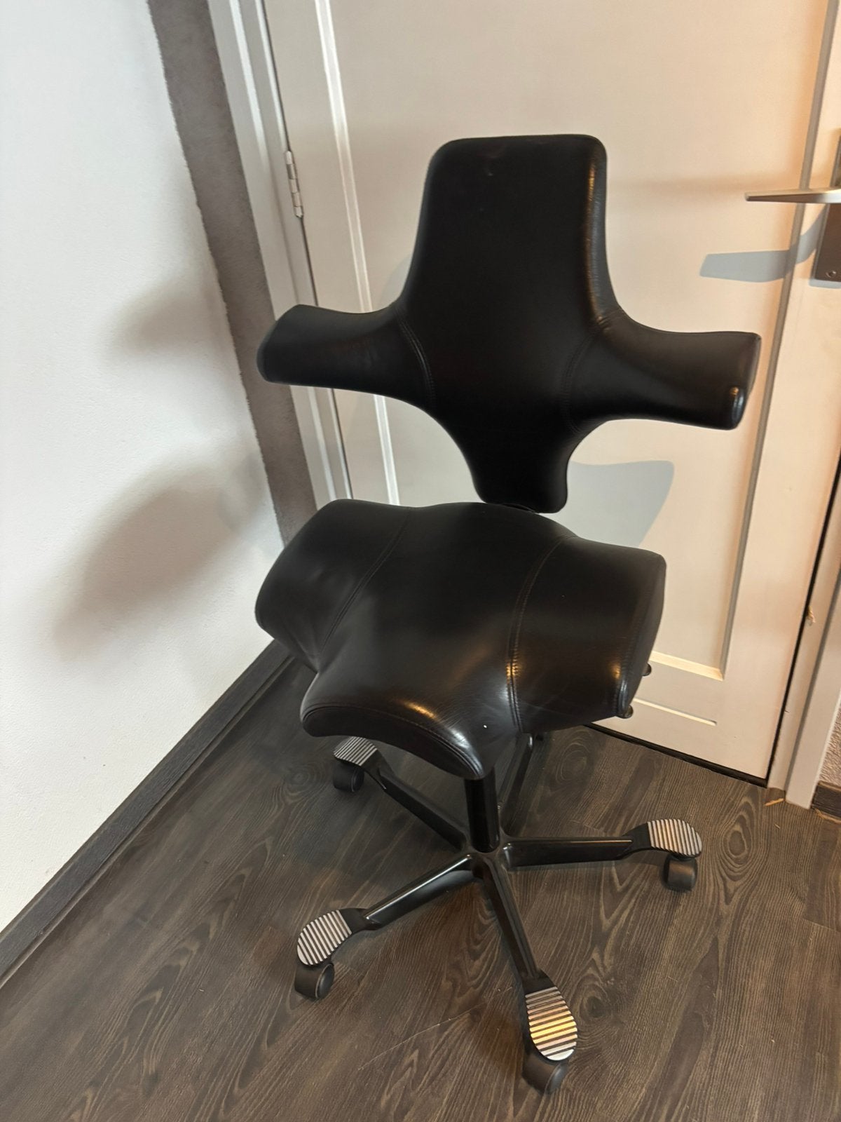 Håg Capisco leer, Huis en Inrichting, Bureaustoelen, Ophalen, Zo goed als nieuw, Zwart