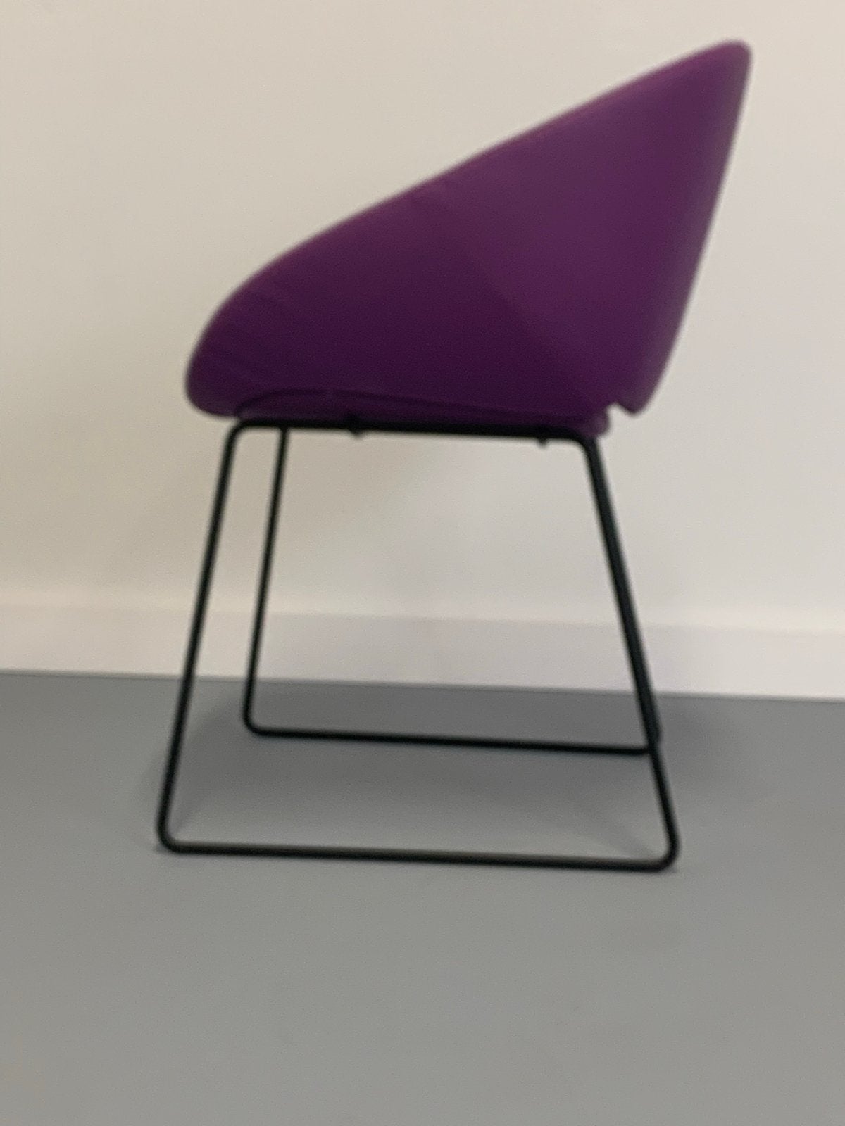 Moderne paarse stoel van Artifort, model 'beso,', Overige kleuren, Design, Ophalen of Verzenden, Zo goed als nieuw