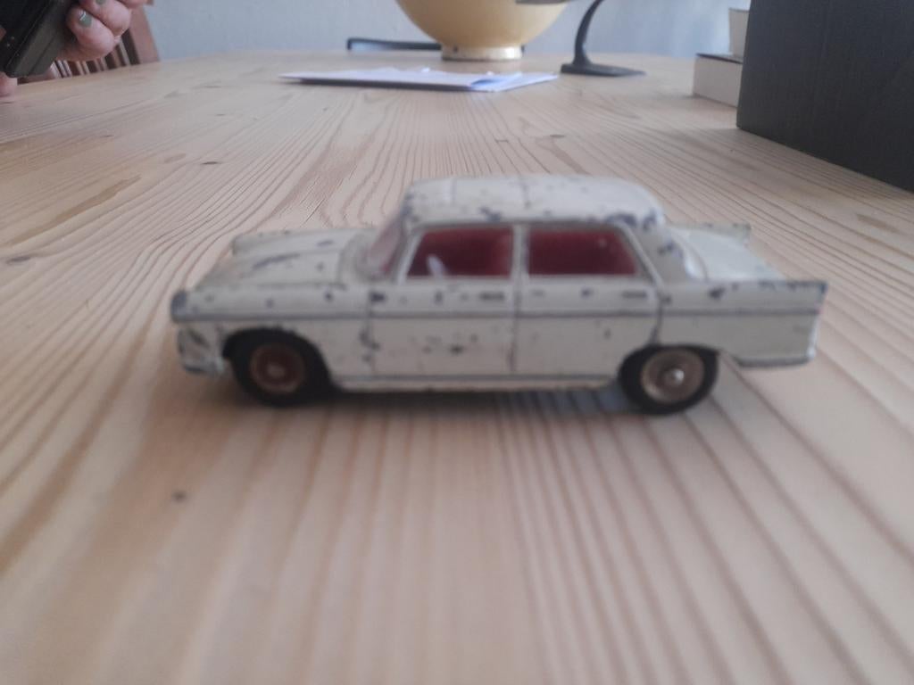 Dinky toys Peugeot 404, Ophalen of Verzenden, Gebruikt, Auto, Dinky Toys