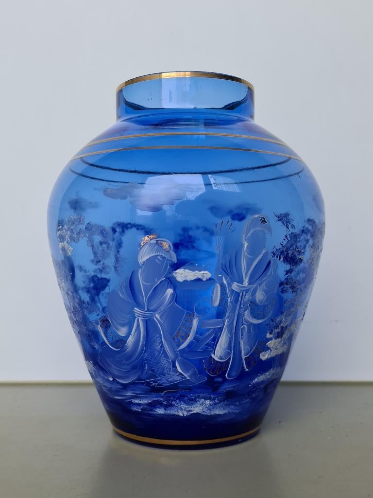 div. vintage blauwe glazen vaas Chinese voorstelling h= 25cm, Ophalen of Verzenden