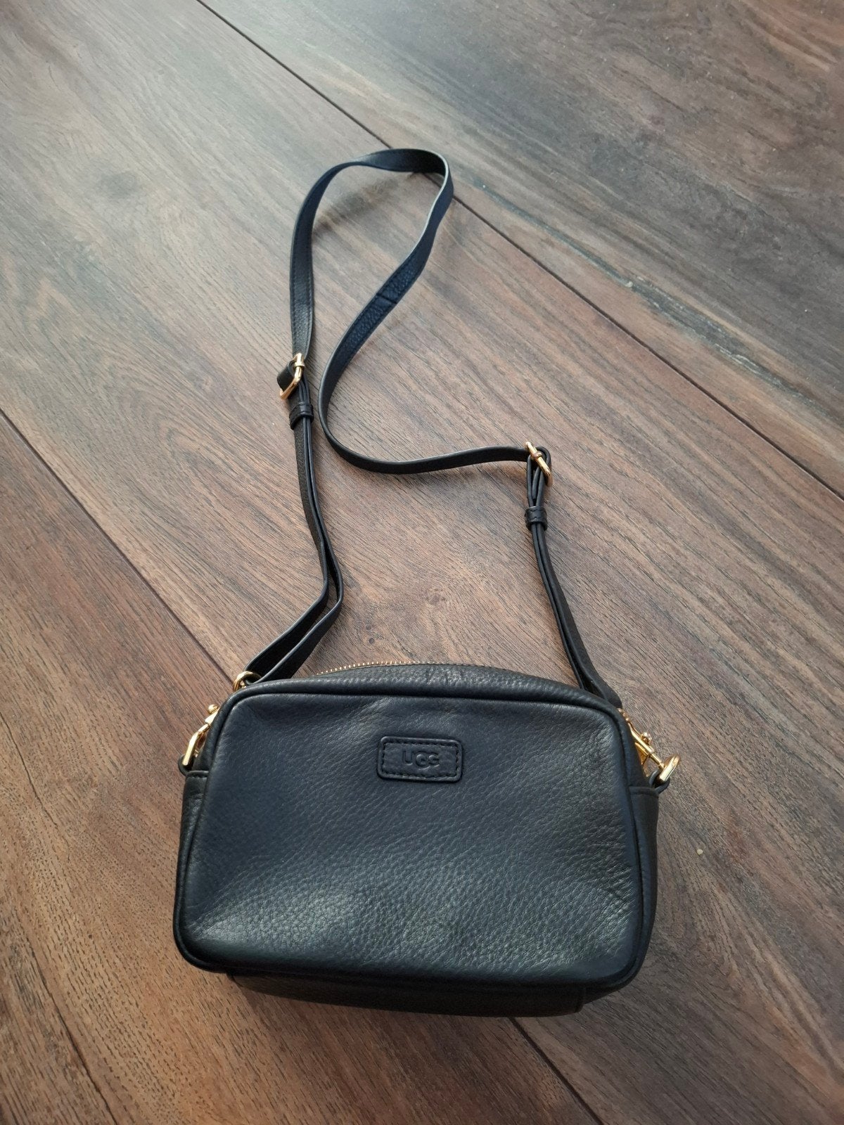 Ugg Schoudertasje Zwart Leer - Zo goed als nieuw, Ophalen of Verzenden, Zo goed als nieuw, Zwart, Schoudertasje