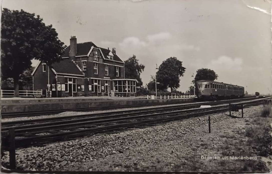 Station Mariënberg jaren '50 –Met Dieseltrein / Blauwe Engel, Ophalen of Verzenden, 1940 tot 1960, Gelopen, Overijssel