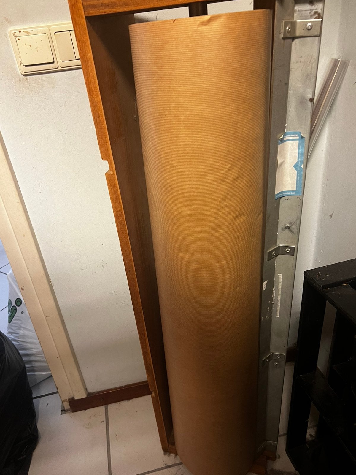 Grote papierrol 100 cm breed met stevige houten standaard, Ophalen, Zo goed als nieuw