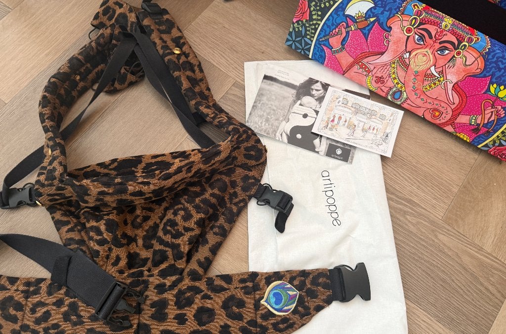 Artipoppe Draagzak Leopard - Zo goed als nieuw, Kinderen en Baby's, Babydragers en Draagdoeken, Overige merken, Buik of Rug, Ophalen of Verzenden