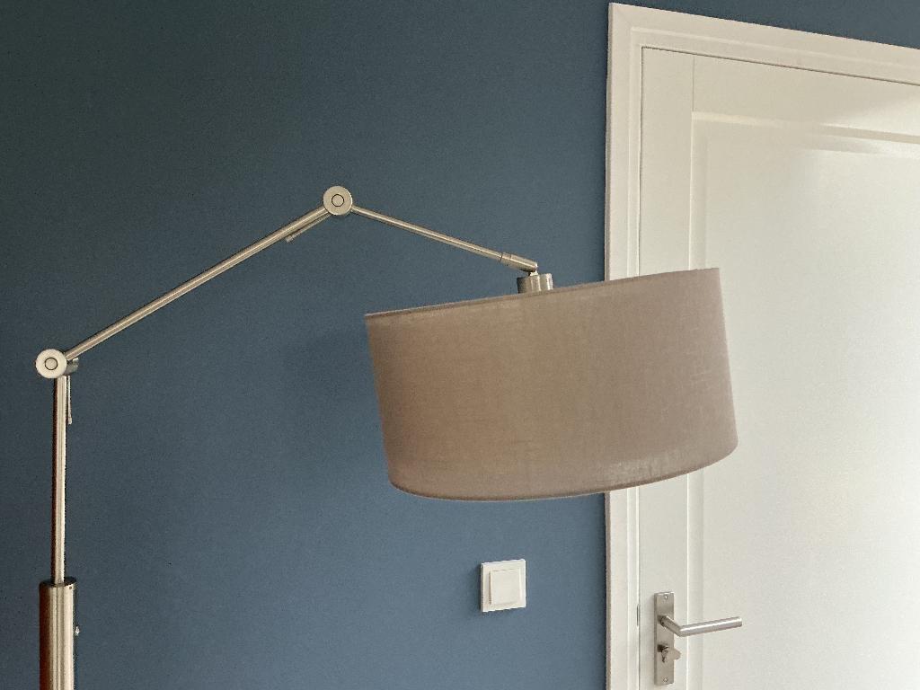 Dimbare vloerlamp, rvs kleur voet geborsteld met kap, Huis en Inrichting, Lampen | Vloerlampen, Ophalen, Gebruikt, Modern, 150 tot 200 cm