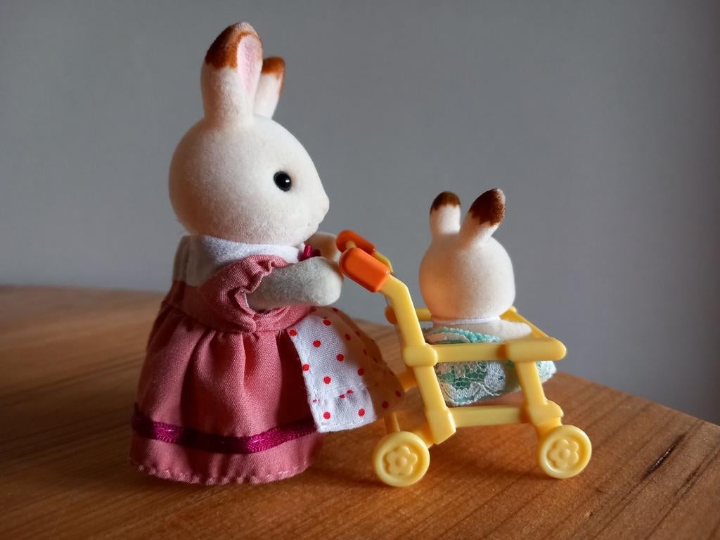 Sylvanian families moeder chocolade konijn/baby/buggy, Ophalen of Verzenden, Zo goed als nieuw, Poppenhuis