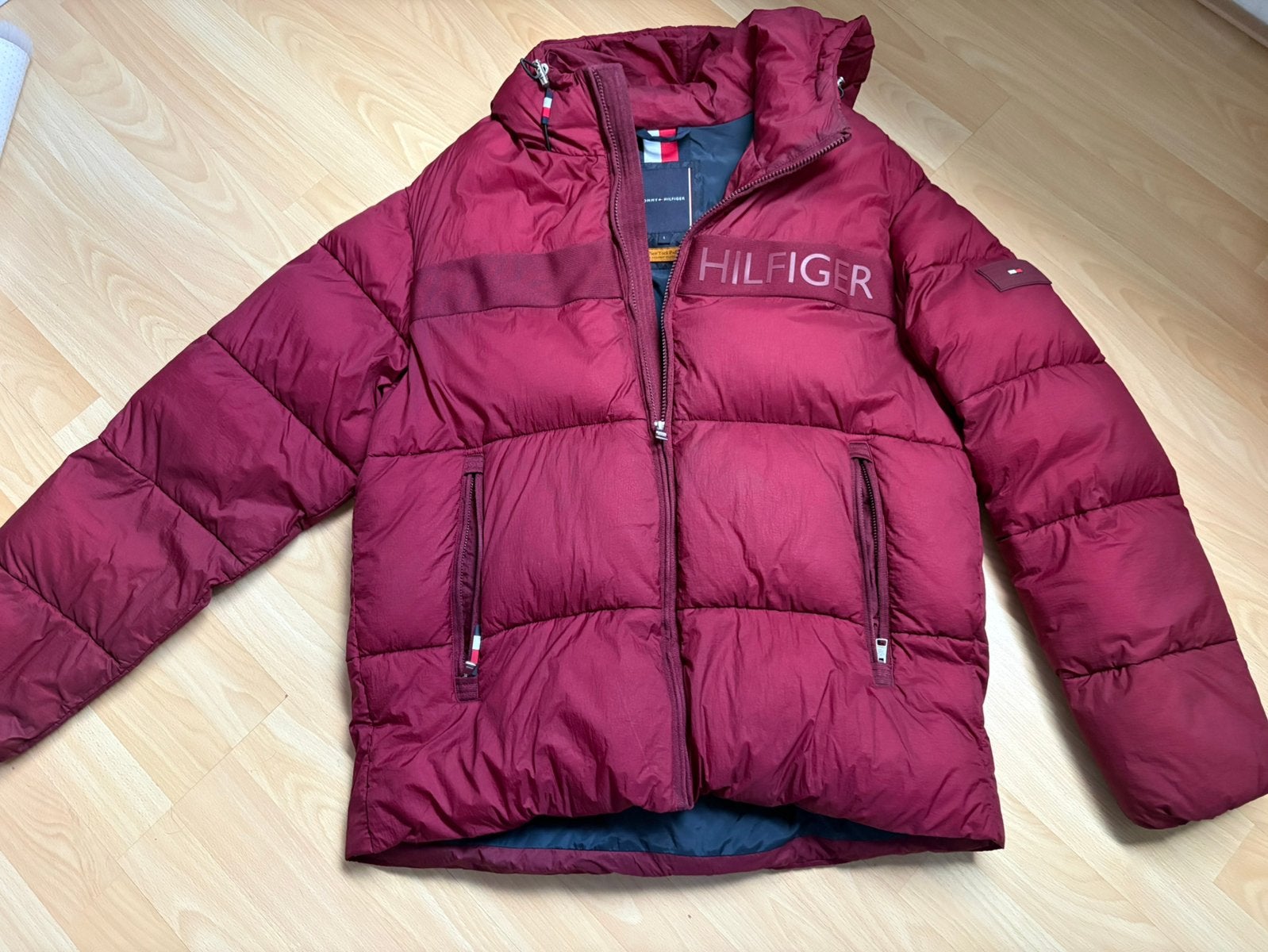 Tommy Hilfiger The New York Puffer maat l (1 jaar oud), Ophalen of Verzenden, Zo goed als nieuw, Maat 52/54 (L), Rood