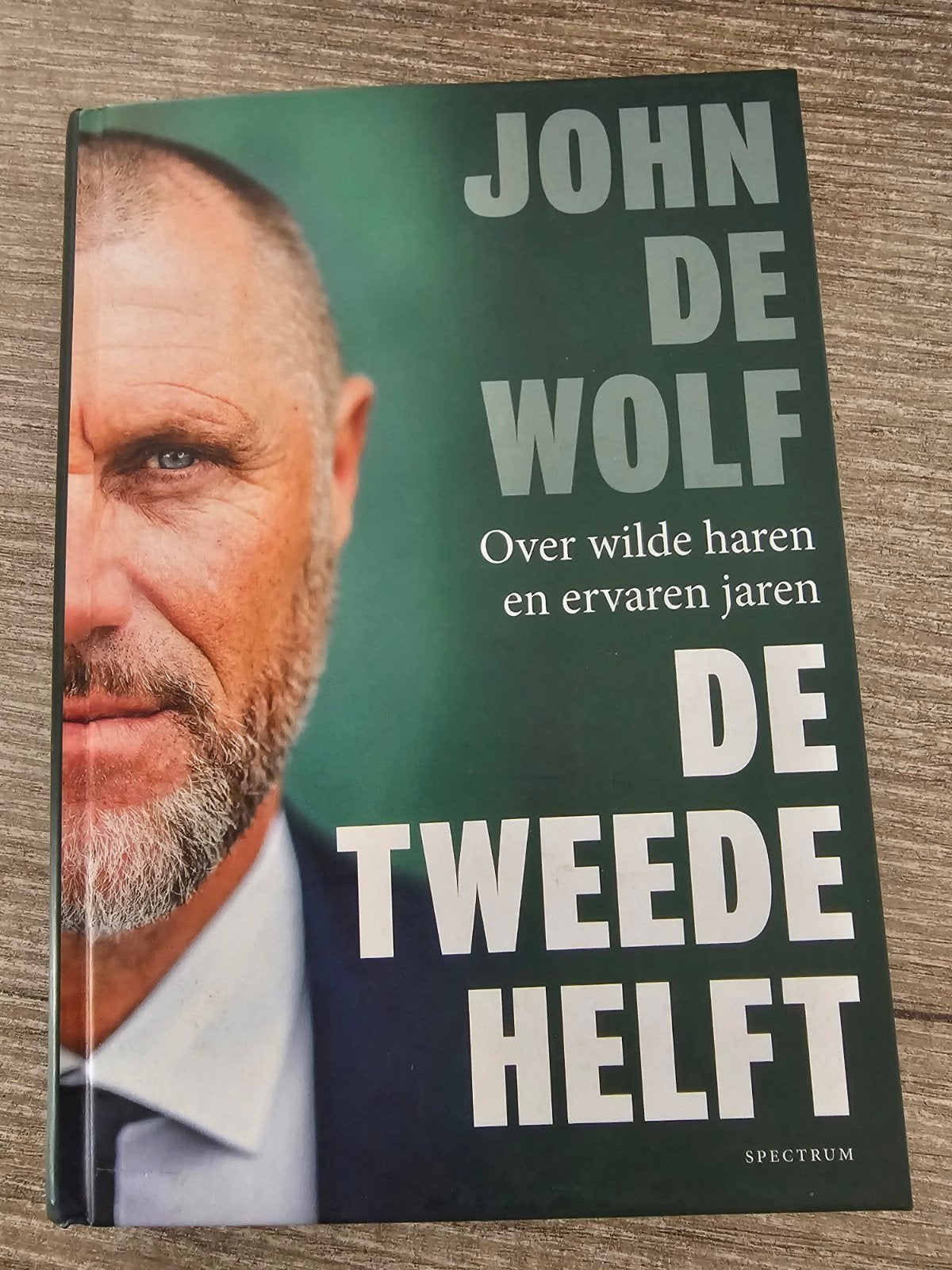 John de Wolf  De Tweede Helft: Over wilde haren en ervaren, Ophalen of Verzenden, Gelezen, John de Wolf