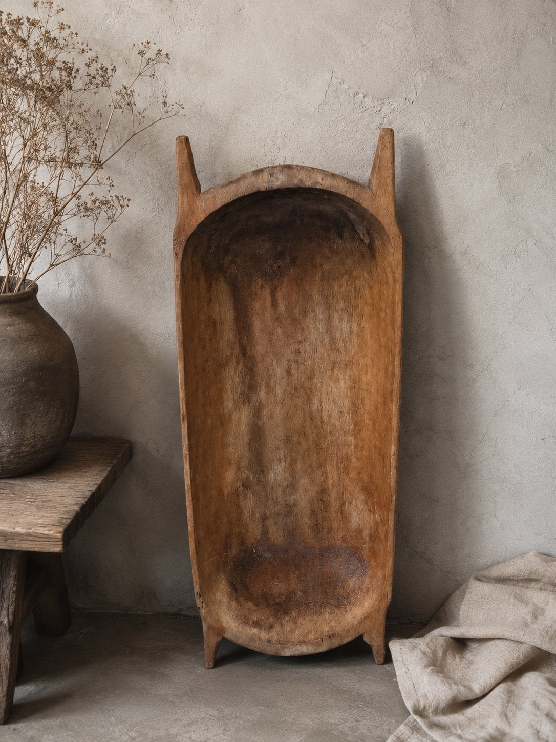 Landelijke oude handgemaakte houten trog, Ophalen