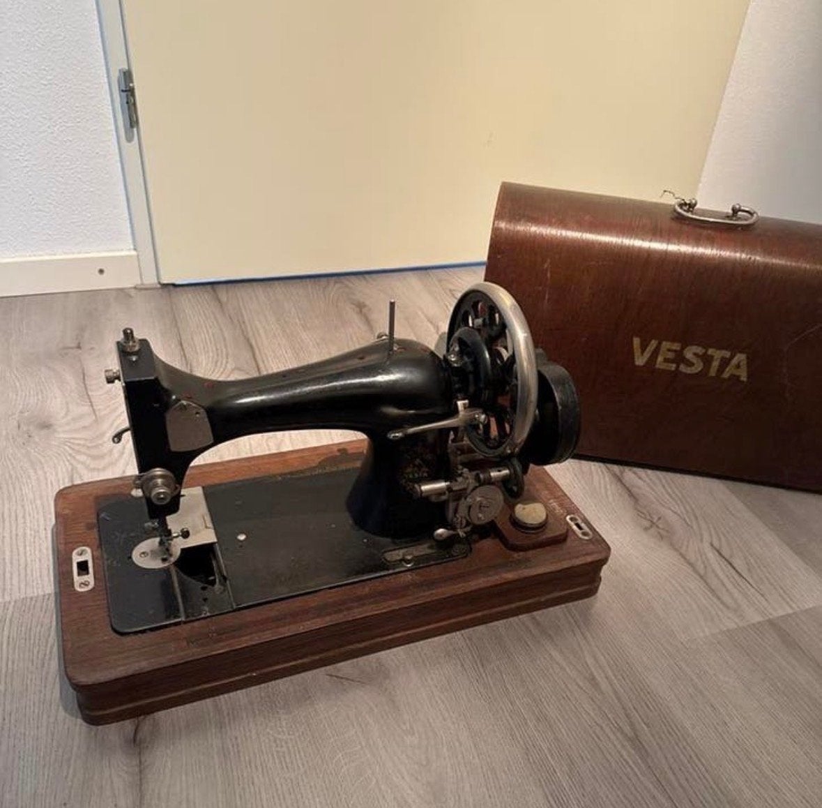Bijna gratis Antieke Vesta Naaimachine met Houten Koffer, Antiek en Kunst, Antiek | Naaimachines, Ophalen