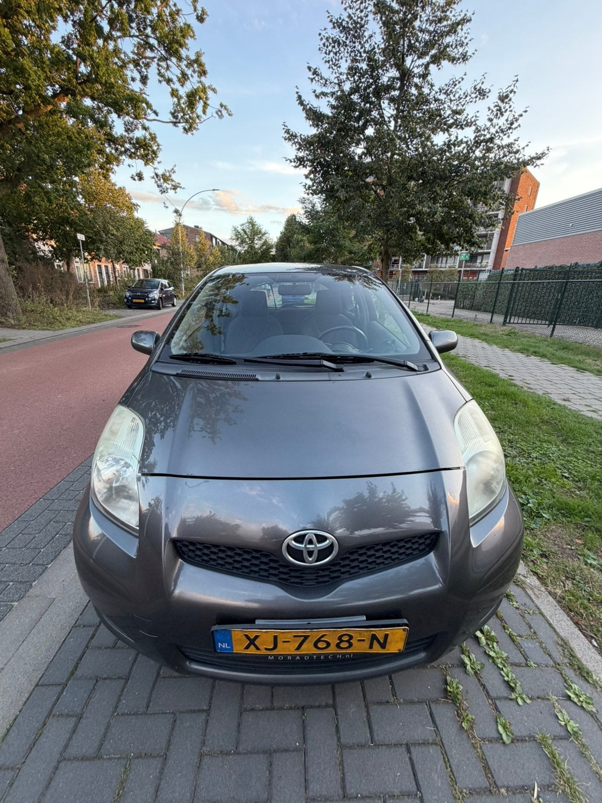 Toyota Yaris 1.3 16V Vvt-i 3DR 2009 Grijs nieuwe apk, Voorwielaandrijving, 40 €/maand, Zwart, 4 cilinders