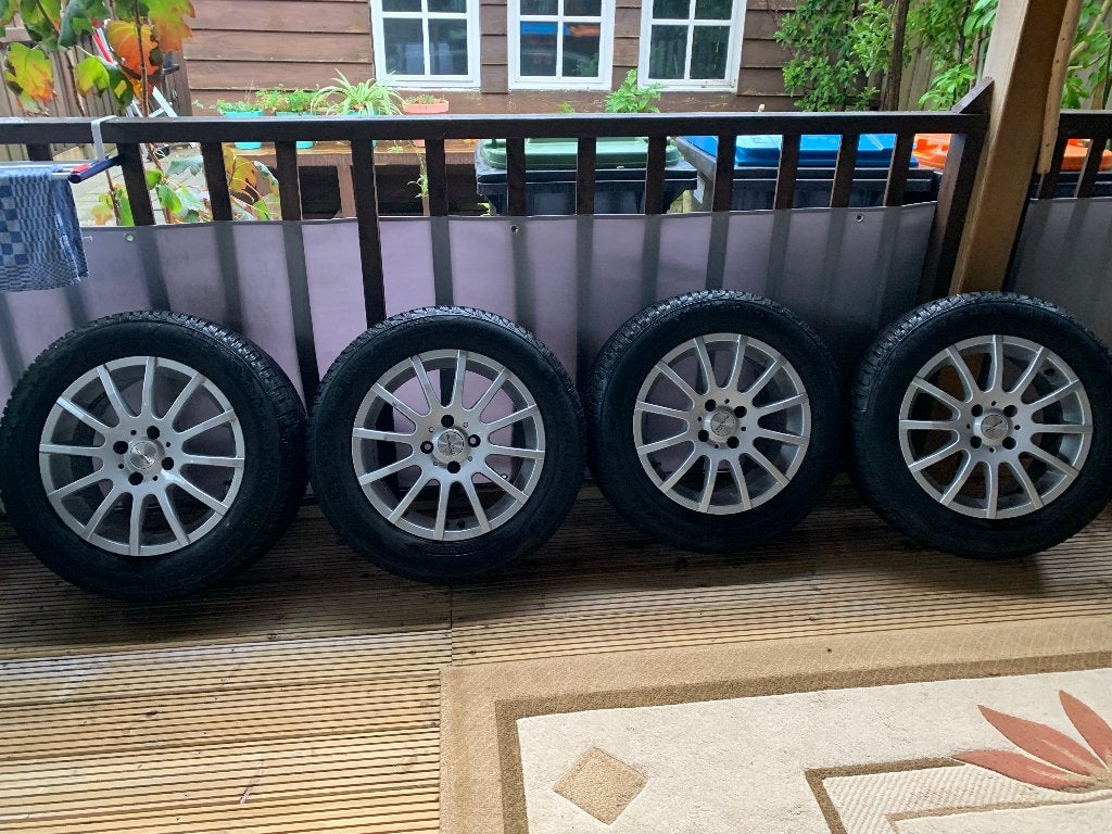 Peugeot 3008  SUV  en FORD Kuga SUV Winterbanden, Ophalen, 215 mm, 16 inch, Banden en Velgen