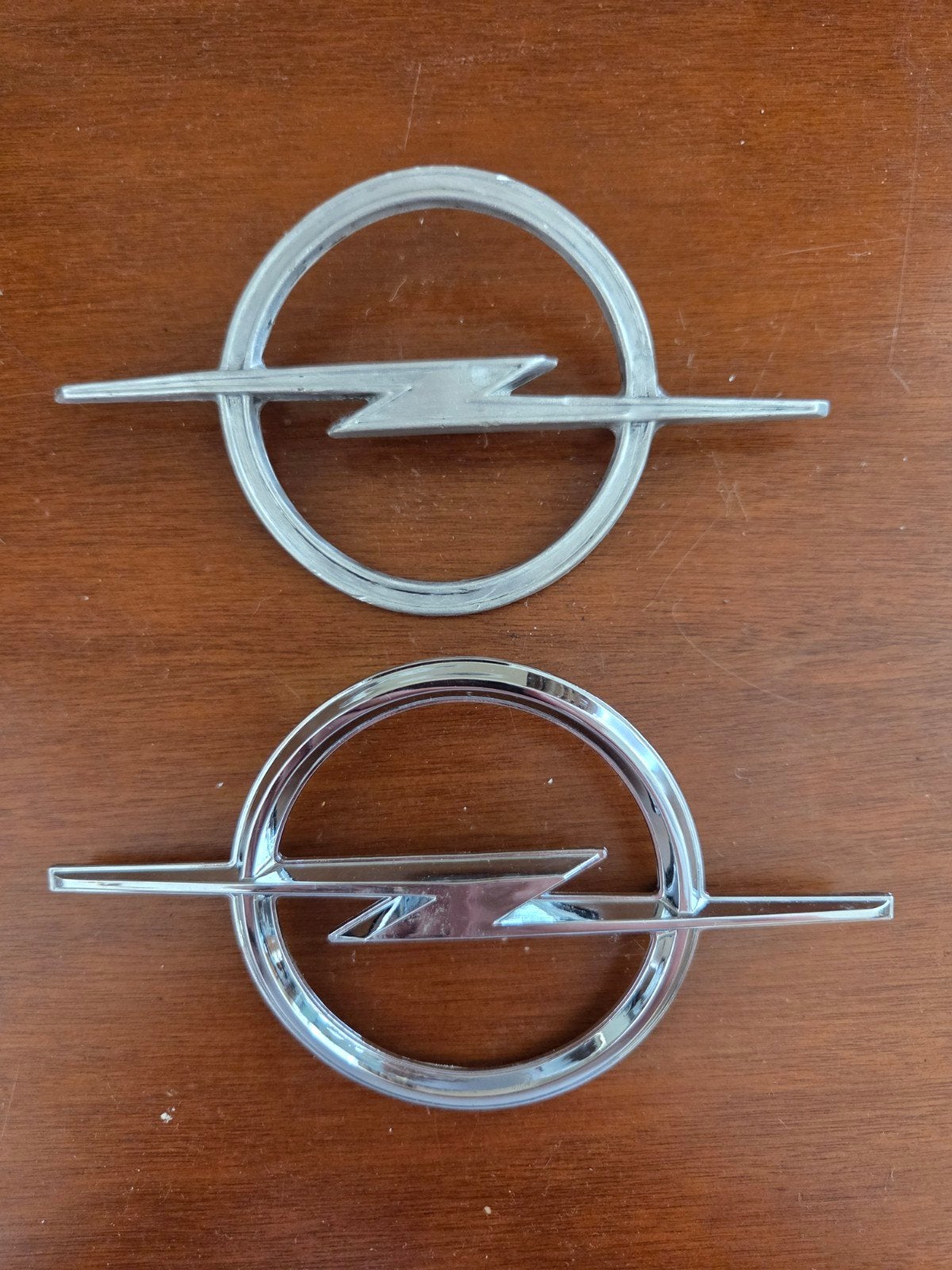 2x Opel logo badge embleem, diverse jaargangen, Ophalen of Verzenden, Gebruikt, Opel
