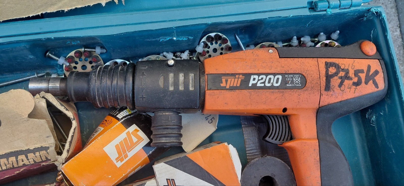Spit P200 is een traditionele, kruitgestookte schiethamer (o, Ophalen of Verzenden, Nieuw