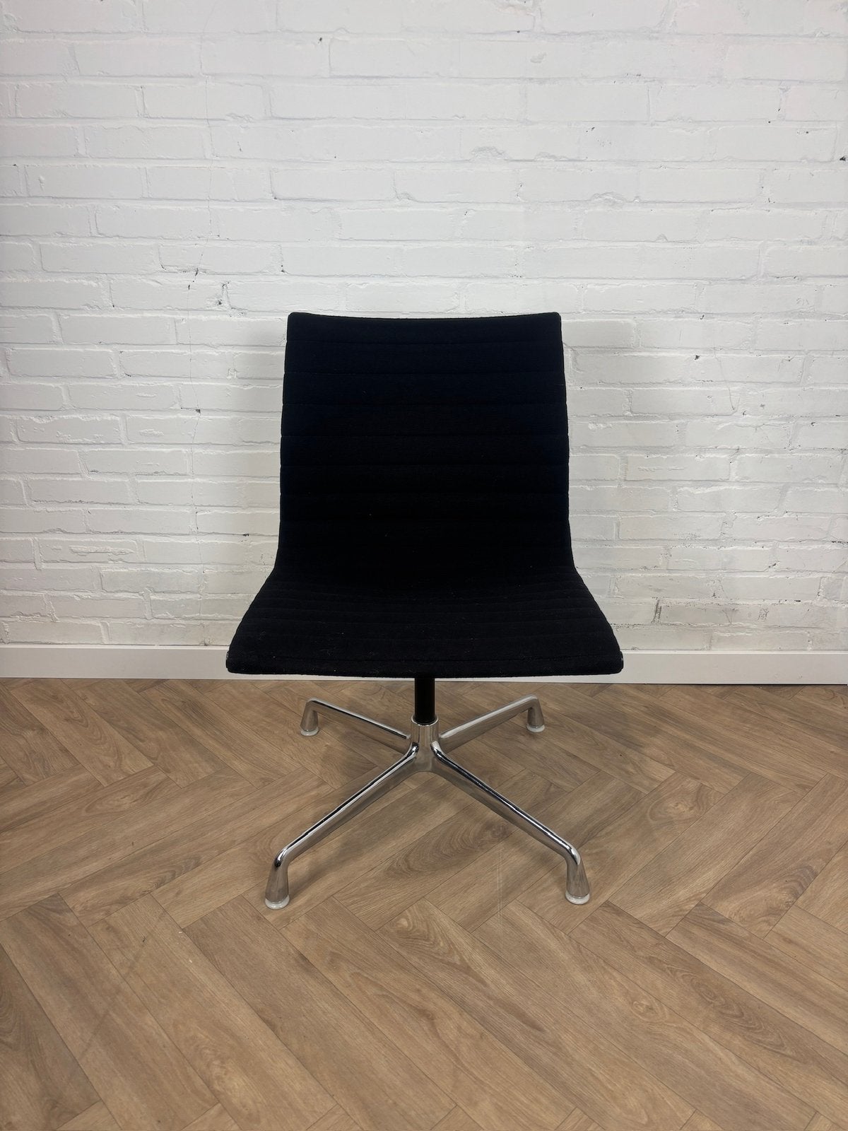 4x Herman Miller Eames EA105 chair, Huis en Inrichting, Stoelen, Gebruikt, Vier, Metaal, Stof, Zwart, Ophalen
