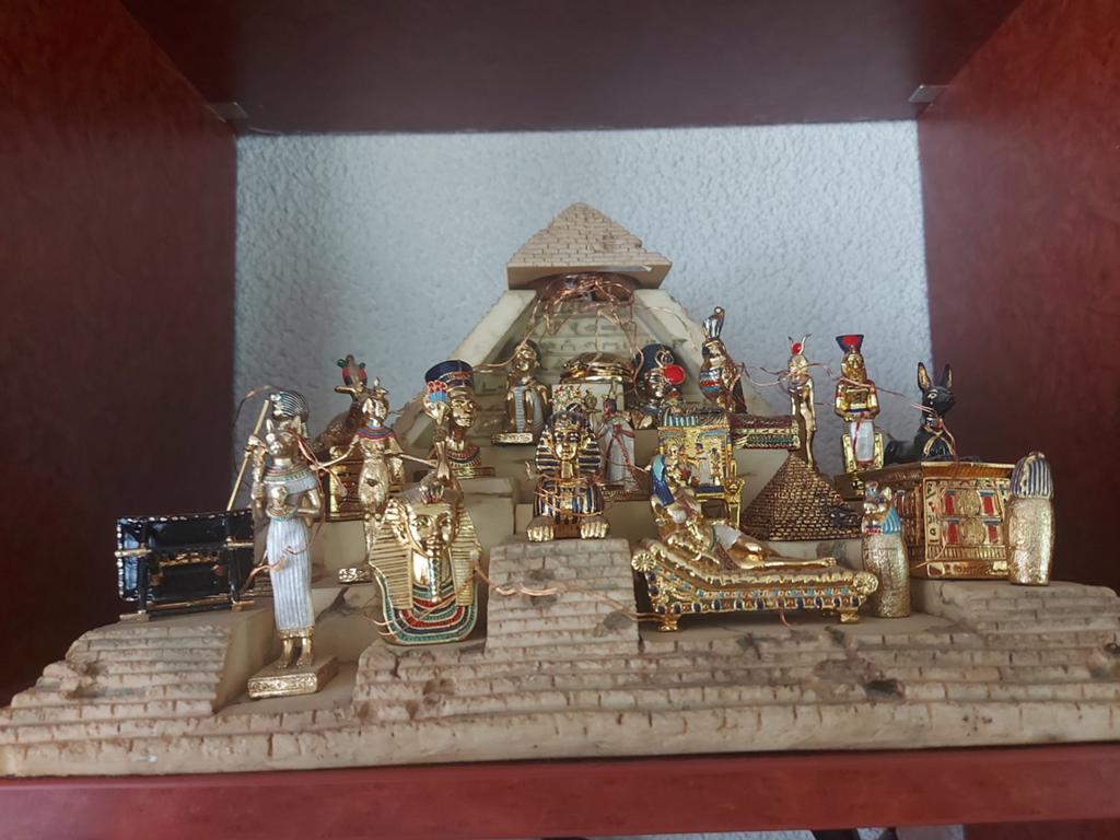 Exclusieve collectie massieve Egyptische beeldjes, Ophalen