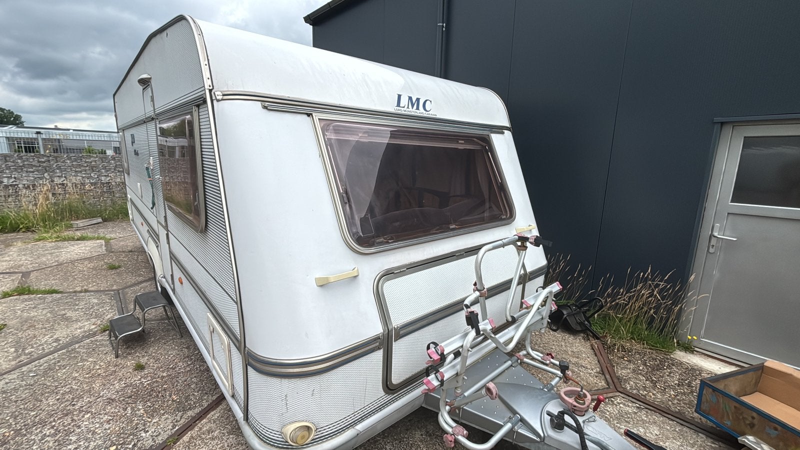 LMC Ambassador 560 caravan in topstaat (2003), Caravans en Kamperen, Caravans, Ringverwarming, Rondzit, Particulier, 5 tot 6 meter