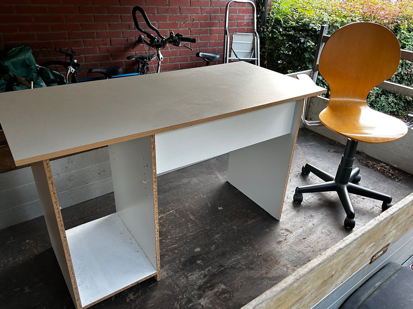 Gratis: bureau + stoel, Huis en Inrichting, Bureaus, Gebruikt, Computerbureau, Overige merken, Modern, Spaanplaat of MDF, Wit