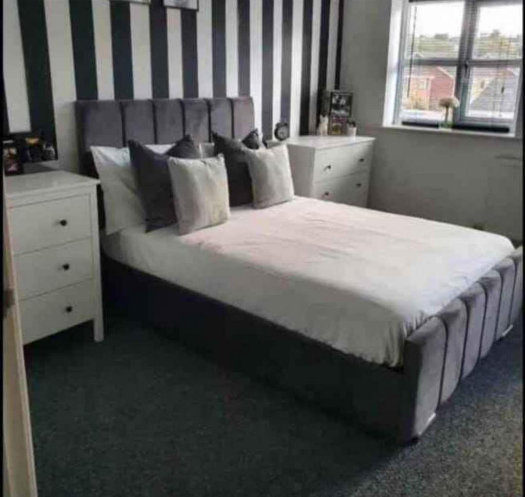 Nieuw tweepersoonsbed - Grijs stof - Modern design, Ophalen of Verzenden, Nieuw, Tweepersoons, Luxury