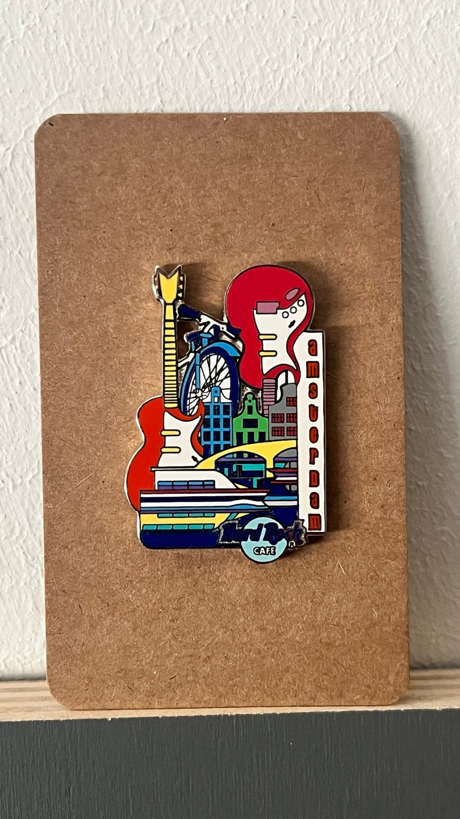 Hard Rock Cafe Pin Amsterdam - Gitaar en Stadsgezicht, Verzamelen, Ophalen of Verzenden, Speldje of Pin, Nvt, Nvt
