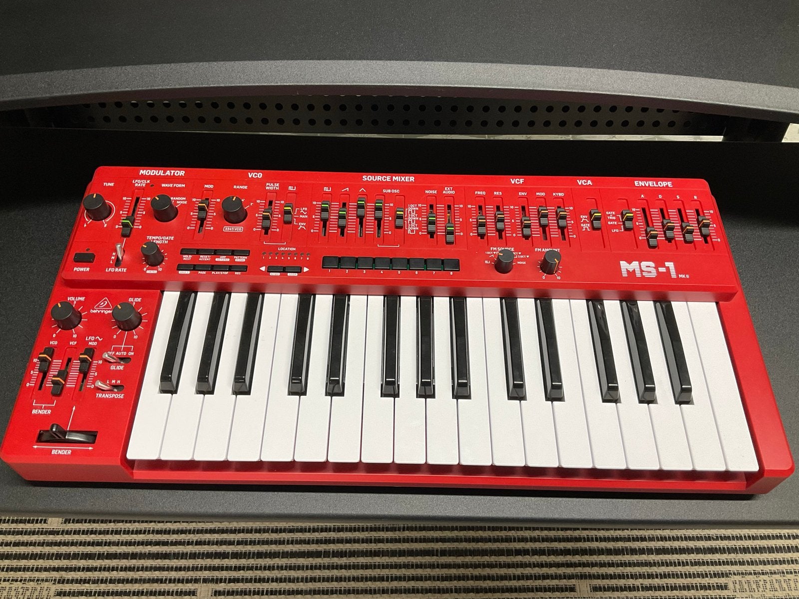 Behringer MS-1 Analoge Synthesizer Rood, Ophalen of Verzenden, Zo goed als nieuw, Met midi-aansluiting, 49 toetsen