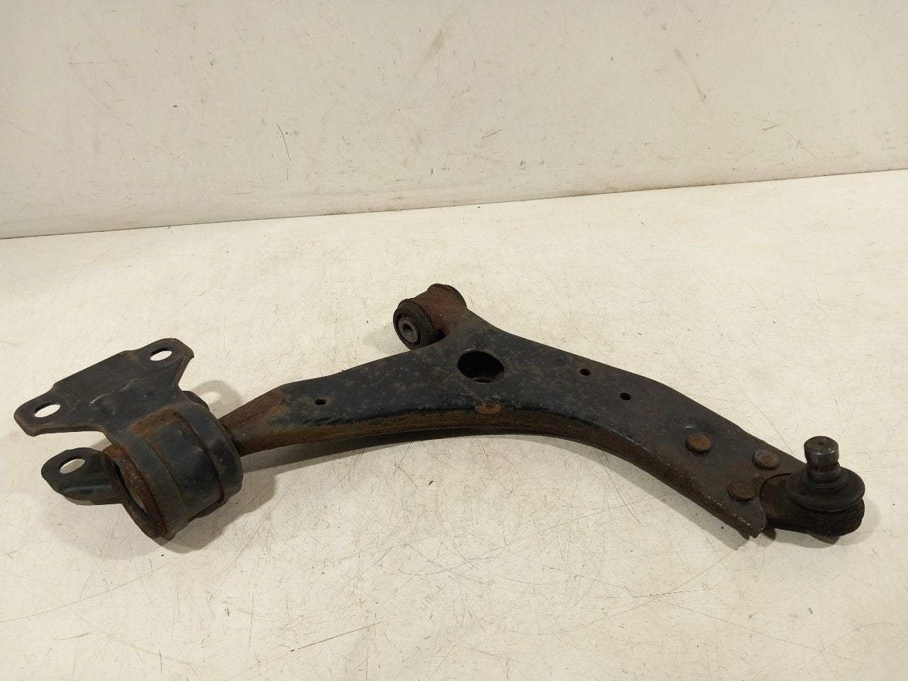 Draagarm rechts voor Ford Focus, Onderdelen@venauto.nl, Van der Ven Autorecycling B.V., Gebruikt, Ettenseweg 76, 4706 PB Roosendaal, The Netherlands
