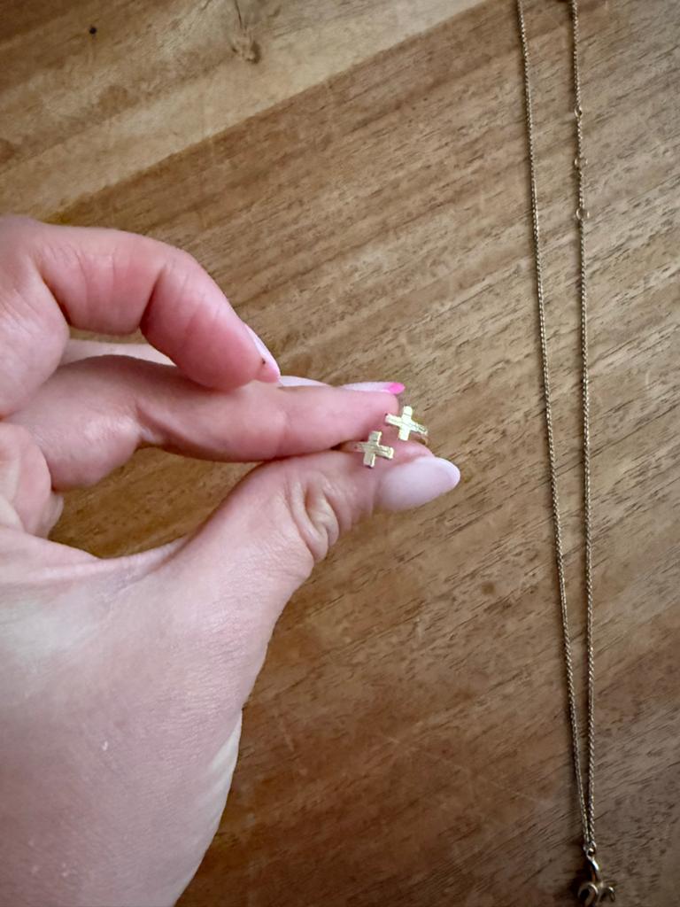 Goudkleurige ring met kruisjes, Overige materialen, Ophalen of Verzenden, Zo goed als nieuw, 17 tot 18