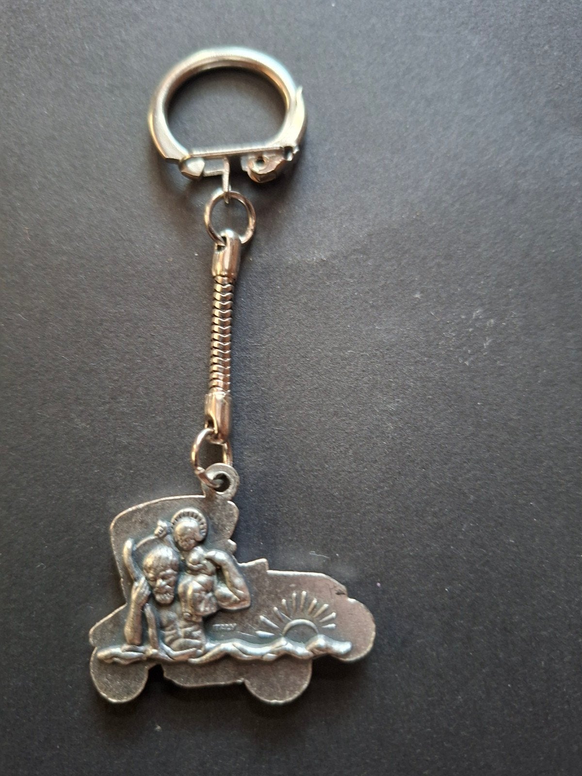 Vintage sleutelhanger: klassieke auto met Sint Christoffel, Ophalen of Verzenden