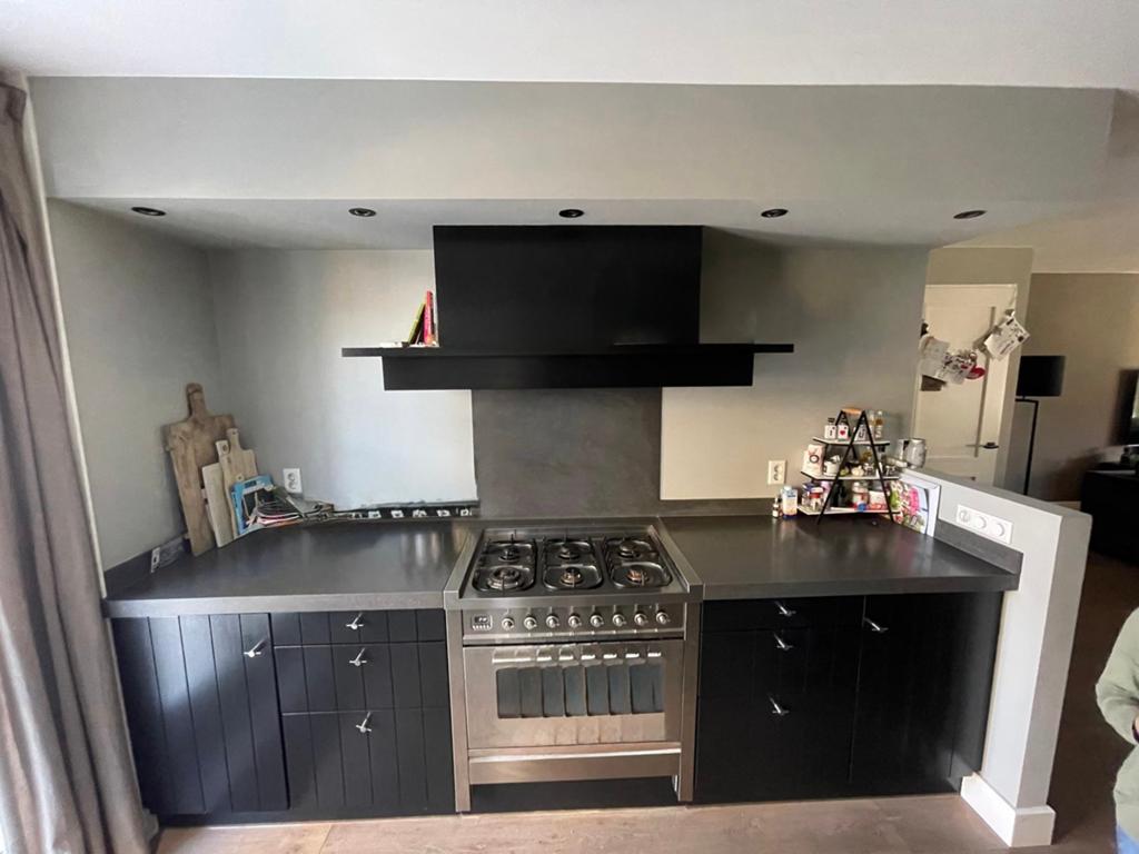 T.E.A.B.  Luxe gebruikte Tulp keuken met hardstenen werkblad, Ophalen, Gebruikt, Zwart, Graniet of Steen