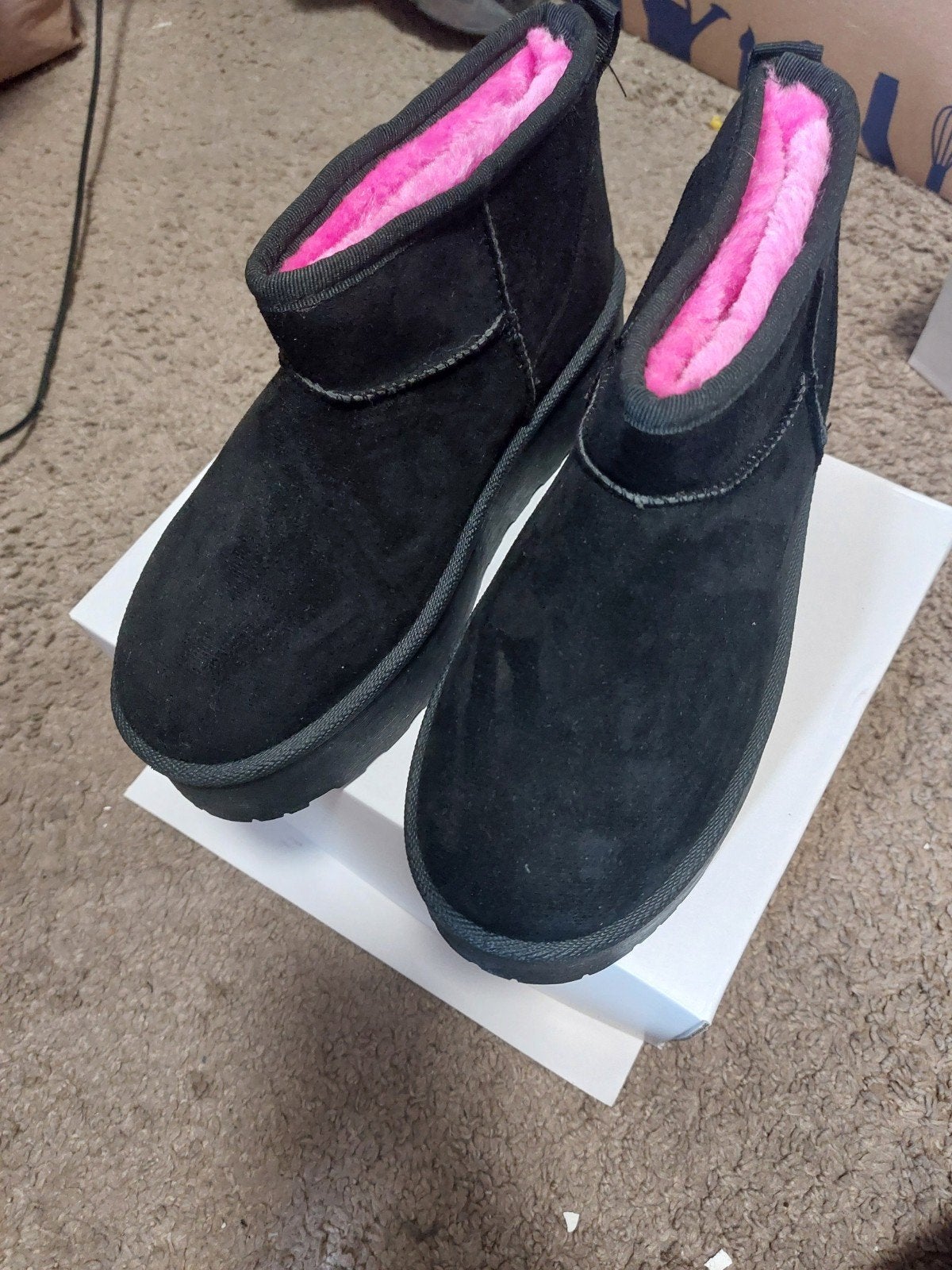 Zwarte Ugg-achtige laarzen met roze voering, Kleding | Dames, Ophalen of Verzenden, Zo goed als nieuw, Zwart, Lage of Enkellaarzen
