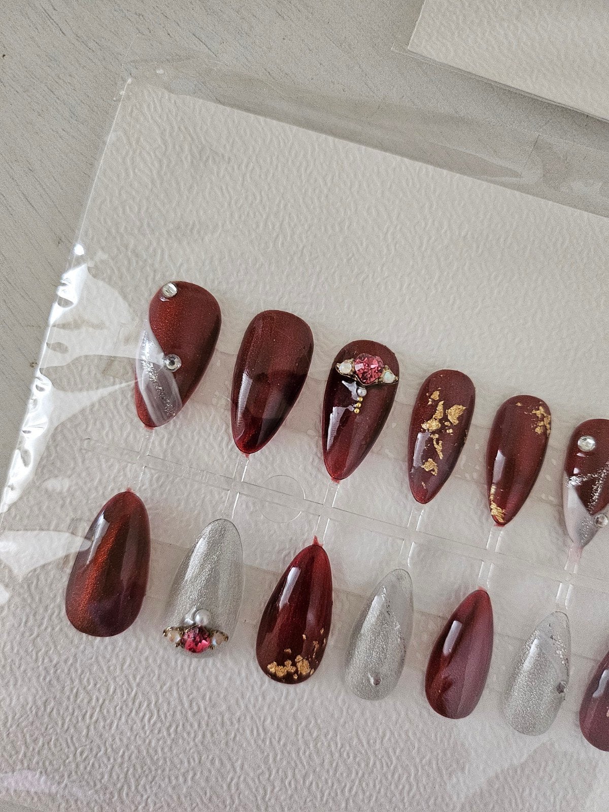 Rood-zilveren handgemaakte nepnagels - 24 stuks, Ophalen of Verzenden, Nieuw, Overige typen