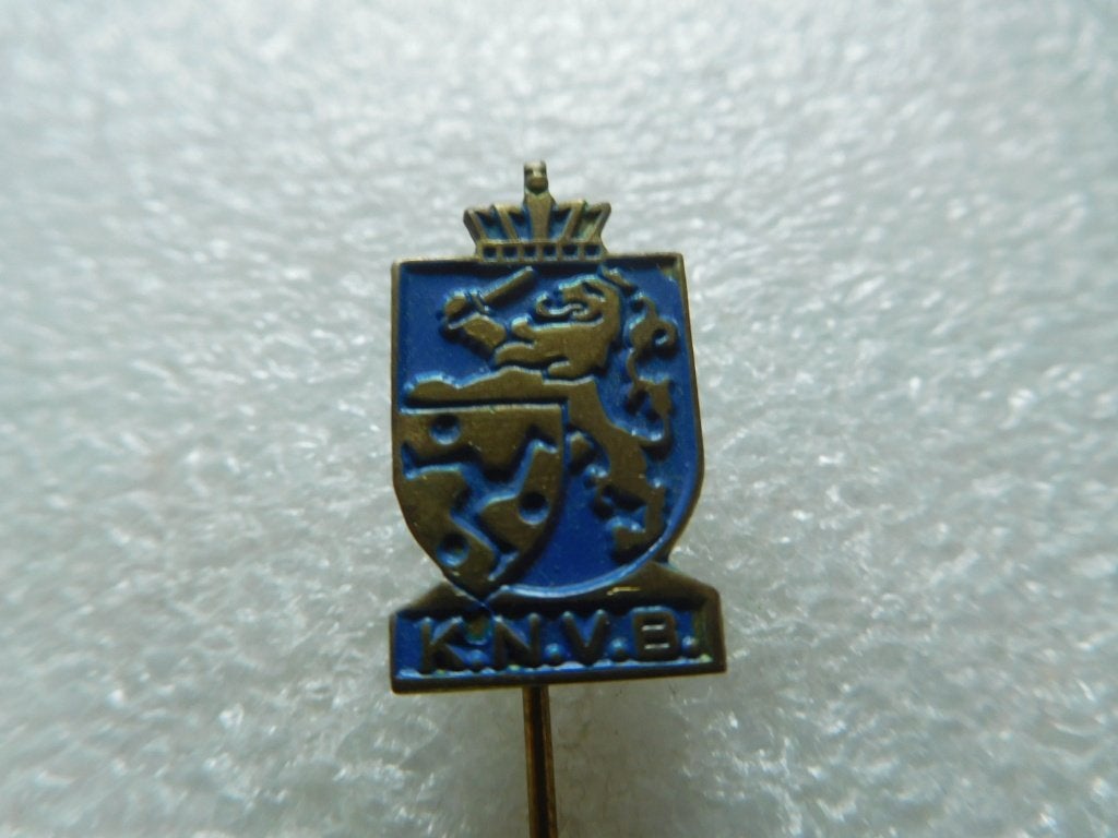 speldje KNVB blauw, Verzamelen, Speldjes, Pins en Buttons, Verzenden, Zo goed als nieuw, Overige onderwerpen