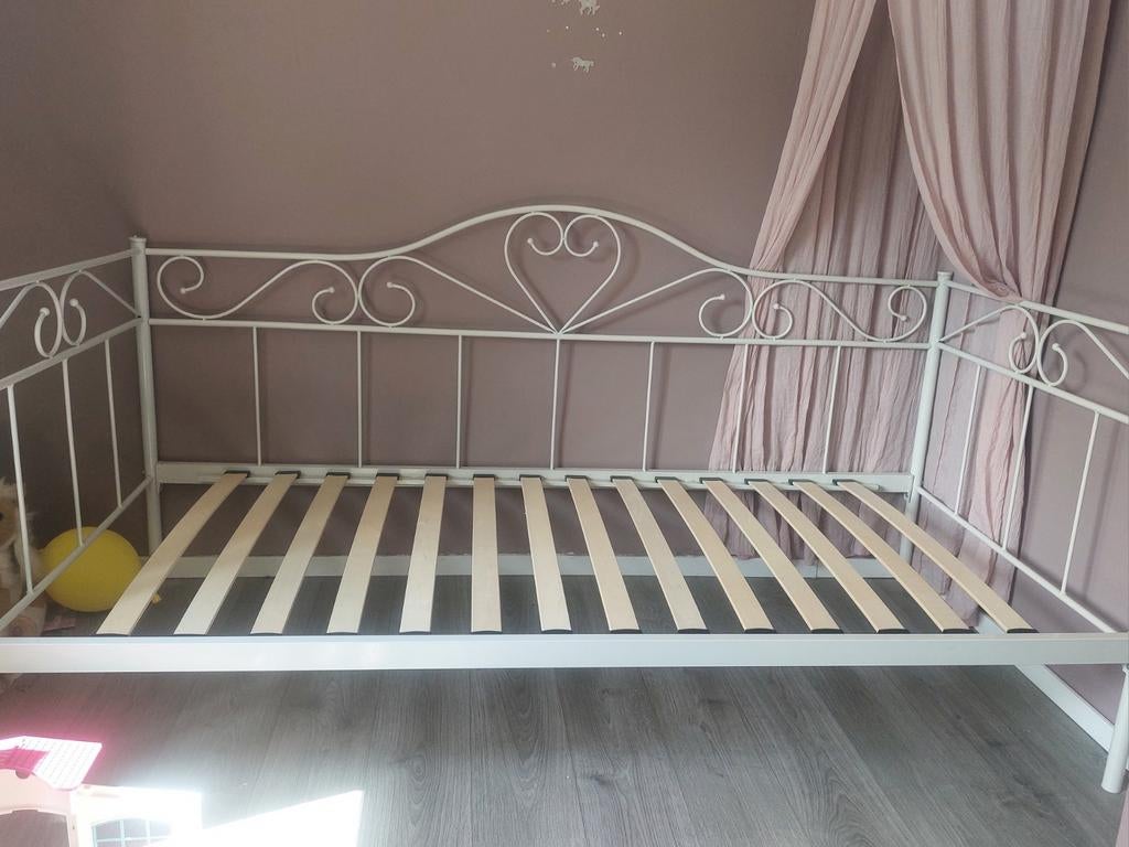 Wit metalen bedframe met lattenbodem (Valerie Leenbakker), Huis en Inrichting, Ophalen, Gebruikt, 90 cm, Eenpersoons