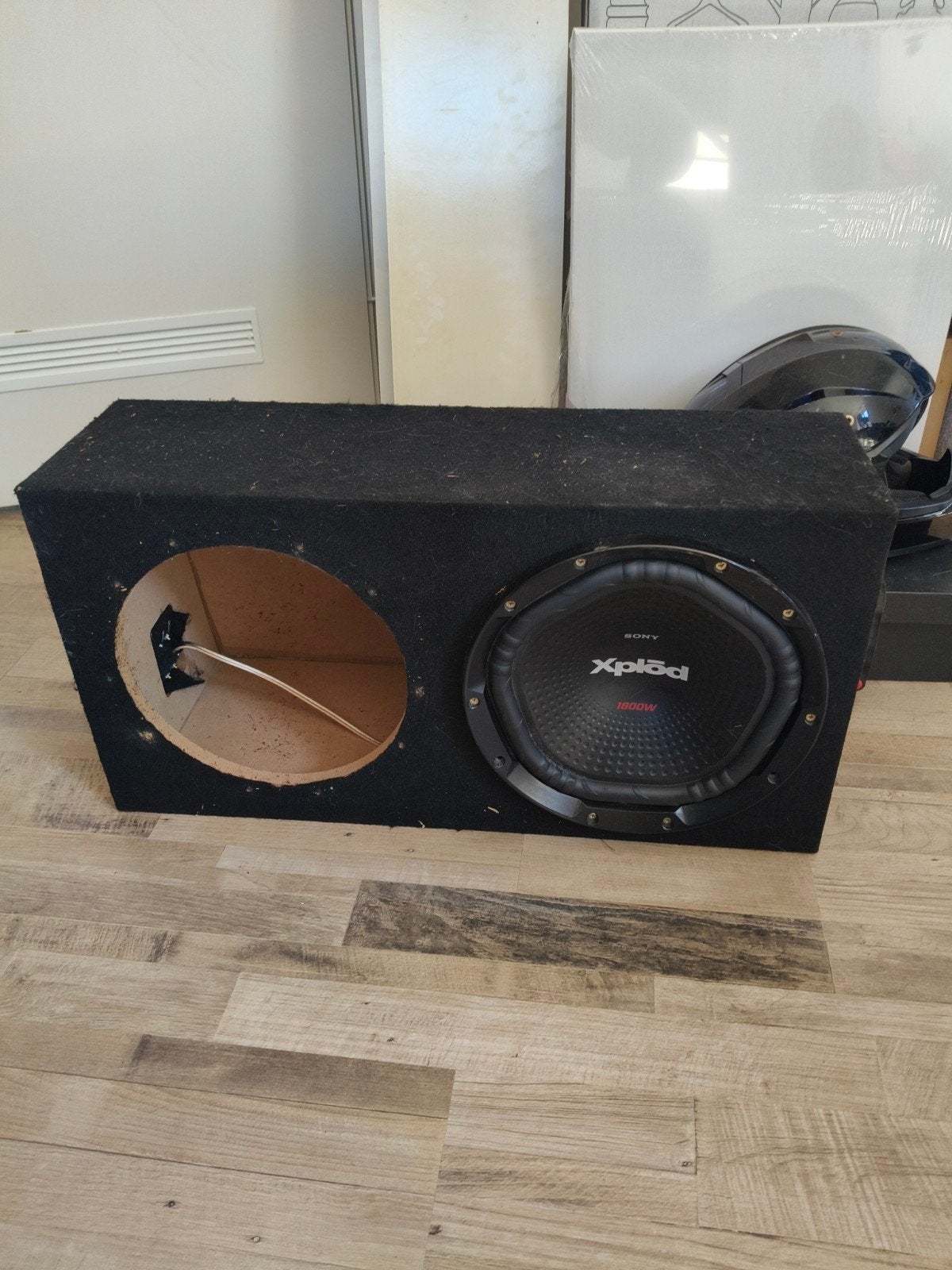 Hele nette subwoofer met kist (mag ook apart verkocht), Ophalen, Gebruikt